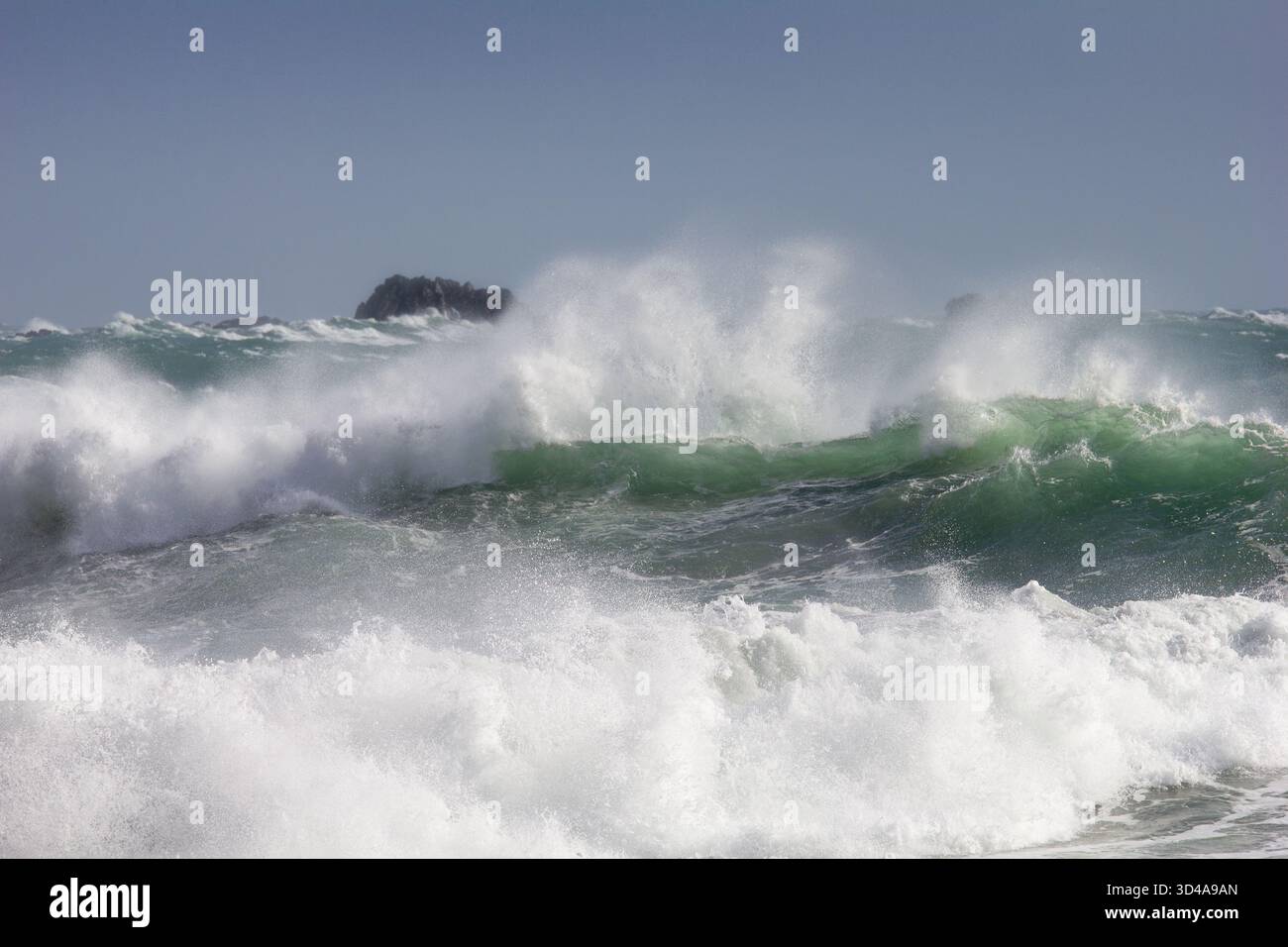 Surf e spindrift fuori dalla spiaggia a Kynance Cove sulla Penisola di Lizard, in Cornovaglia. Colori verdi mare traslucidi. Dopo una tempesta. Foto Stock