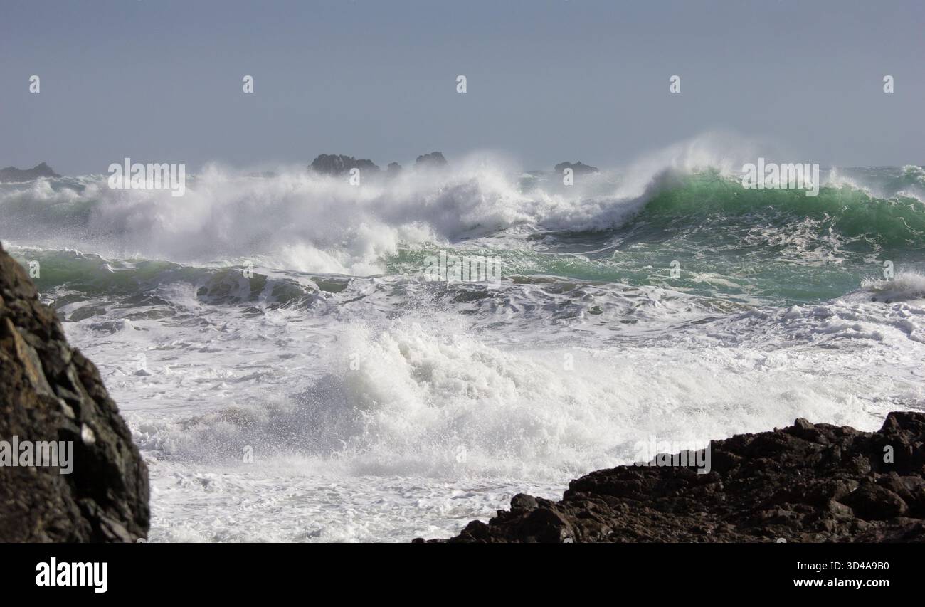 Grandi onde violente che si muovono al largo della spiaggia a Kynance Cove sulla Penisola di Lizard, in Cornovaglia. Dopo una tempesta. Foto Stock