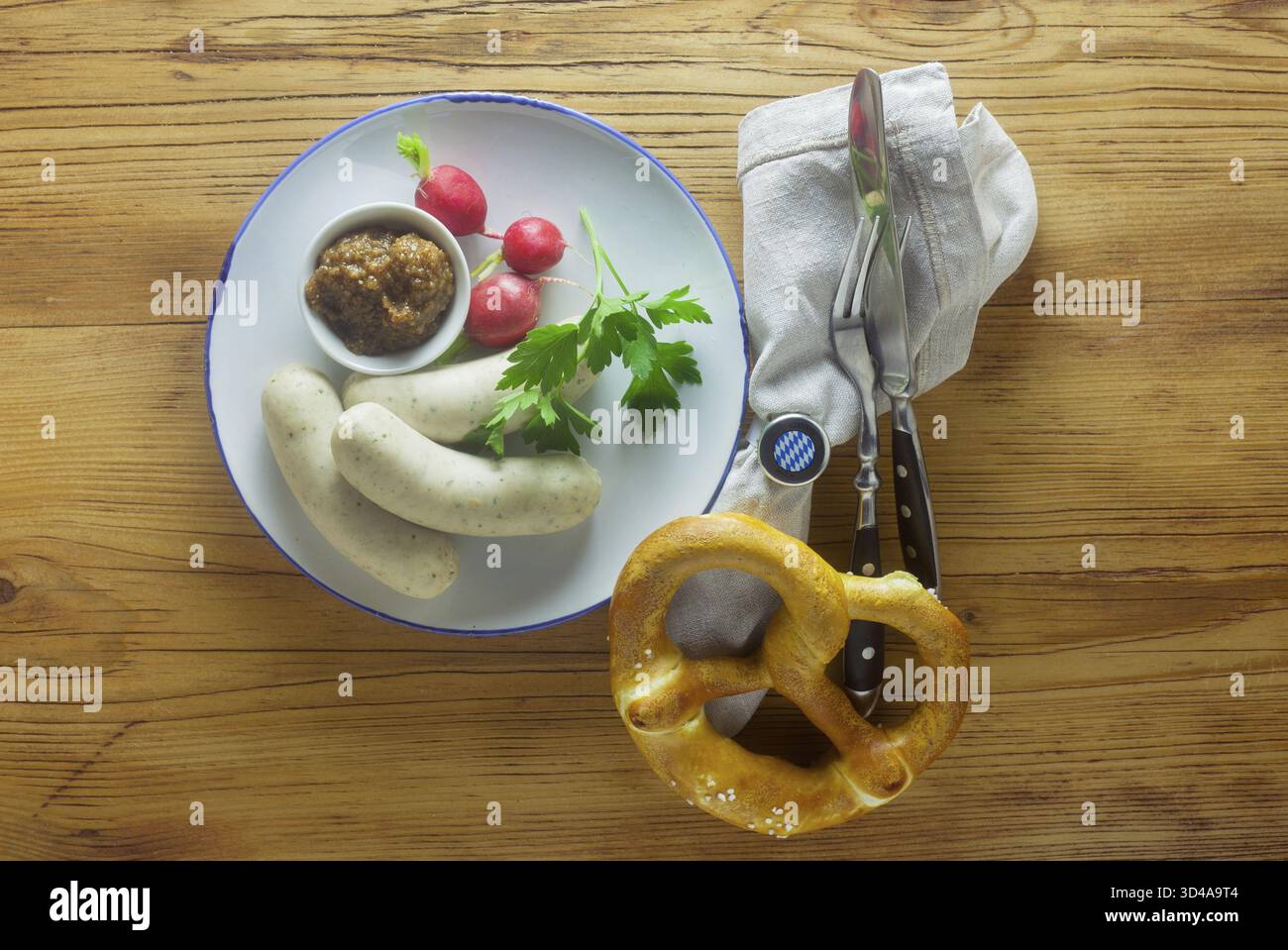 Tradizionale cibo bavarese su uno sfondo di legno Foto Stock