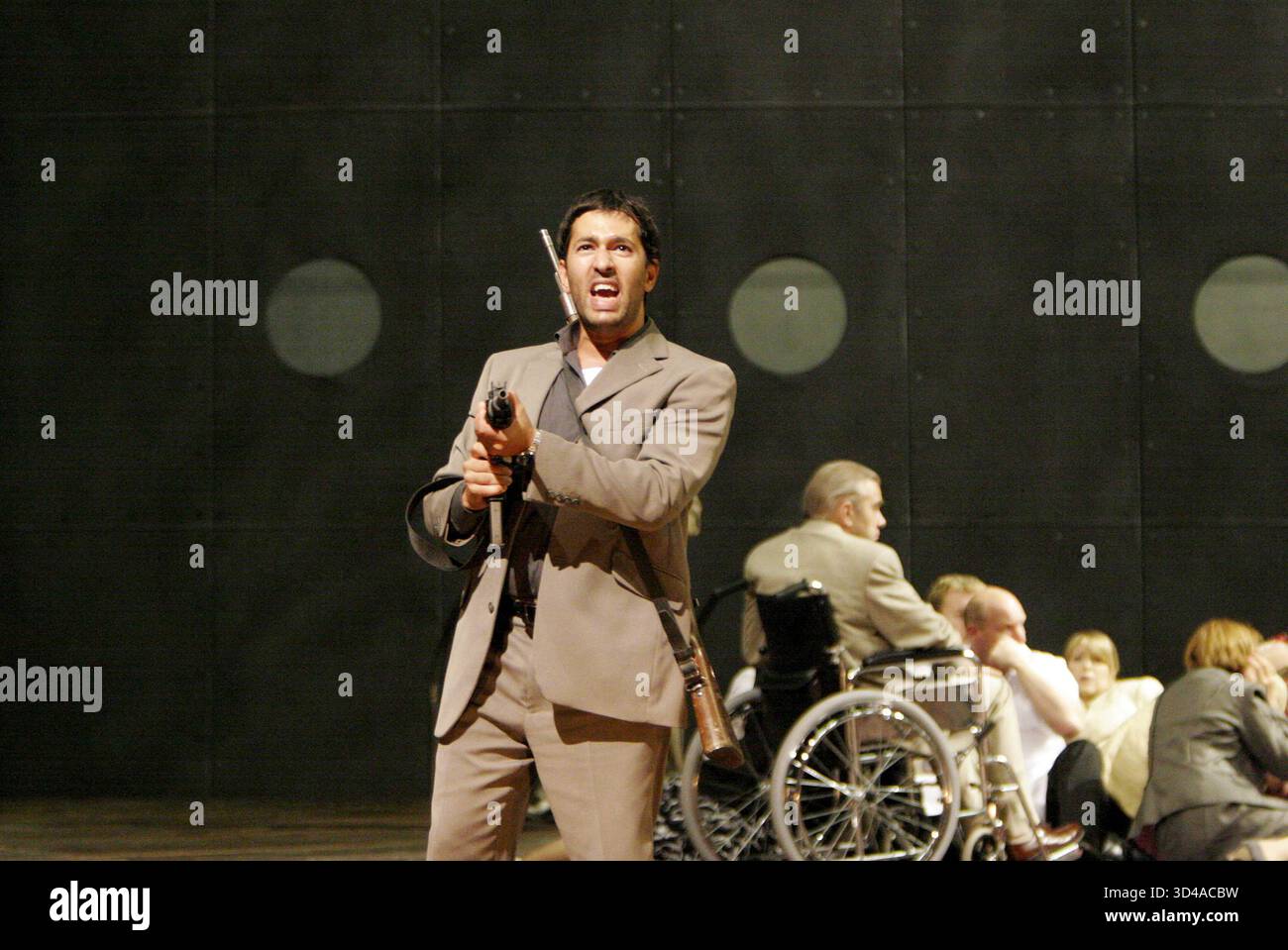 Darren Abrahams (Molqi) con Jonathan Summers (Leon Klinghoffer - in sedia a rotelle) nella MORTE DI KLINGHOFFER al Festival Internazionale di Edimburgo, Festival Theatre, Edimburgo 23/08/2005 una musica di produzione della Scottish Opera: John Adams libretto: Alice Goodman design: Miriam Buether direttore: Edward Gardner direttore: Anthony Neilson Foto Stock