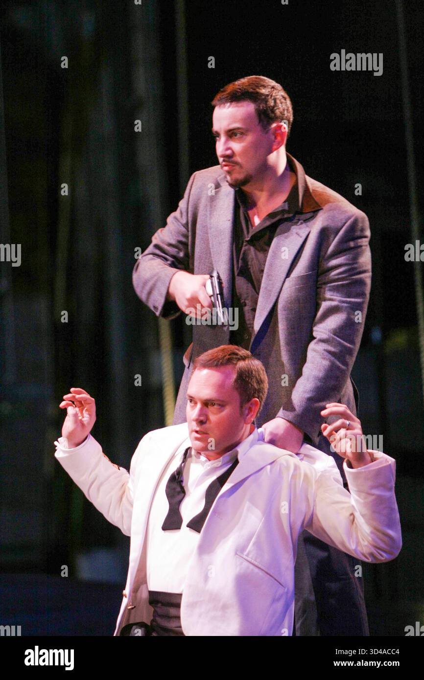 D'Arcy Bleiker (Rambo - top), Andrew Schroeder (il capitano dell'Achille Lauro - inginocchiato) in THE DEATH OF KLINGHOFFER al Festival Internazionale di Edimburgo, Festival Theatre, Edimburgo 23/08/2005 una musica di produzione dell'Opera scozzese: John Adams libretto: Alice Goodman design: Miriam Buether direttore: Edward Gardner direttore: Anthony Neilson Foto Stock
