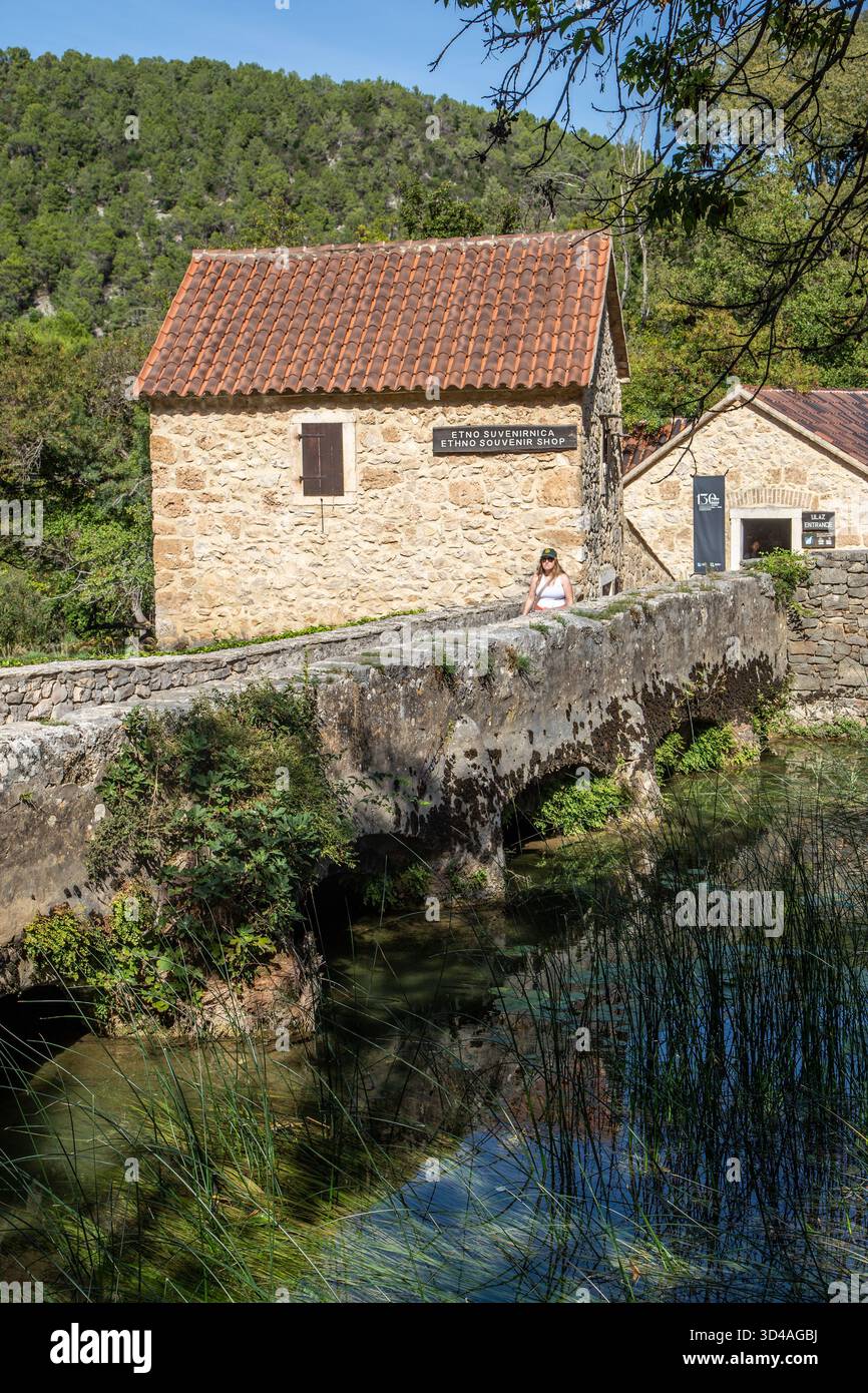 Mulini ad acqua nel Parco Nazionale Krka in Croazia. Questo parco nazionale è rinomato per le sue numerose cascate e una popolare attrazione turistica Foto Stock