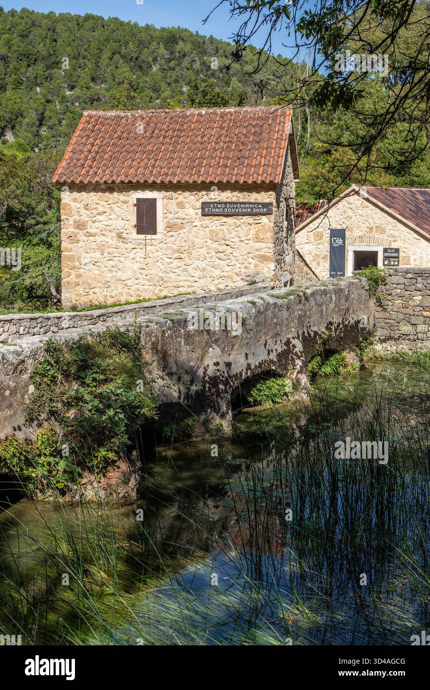 Mulini ad acqua nel Parco Nazionale Krka in Croazia. Questo parco nazionale è rinomato per le sue numerose cascate e una popolare attrazione turistica Foto Stock