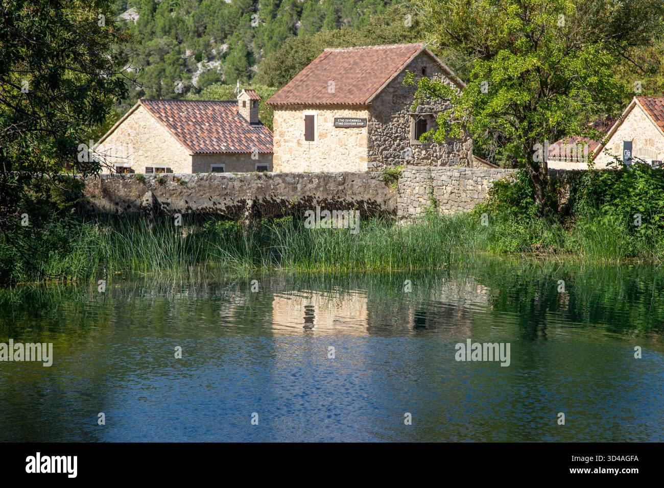 Mulini ad acqua nel Parco Nazionale Krka in Croazia. Questo parco nazionale è rinomato per le sue numerose cascate e una popolare attrazione turistica Foto Stock