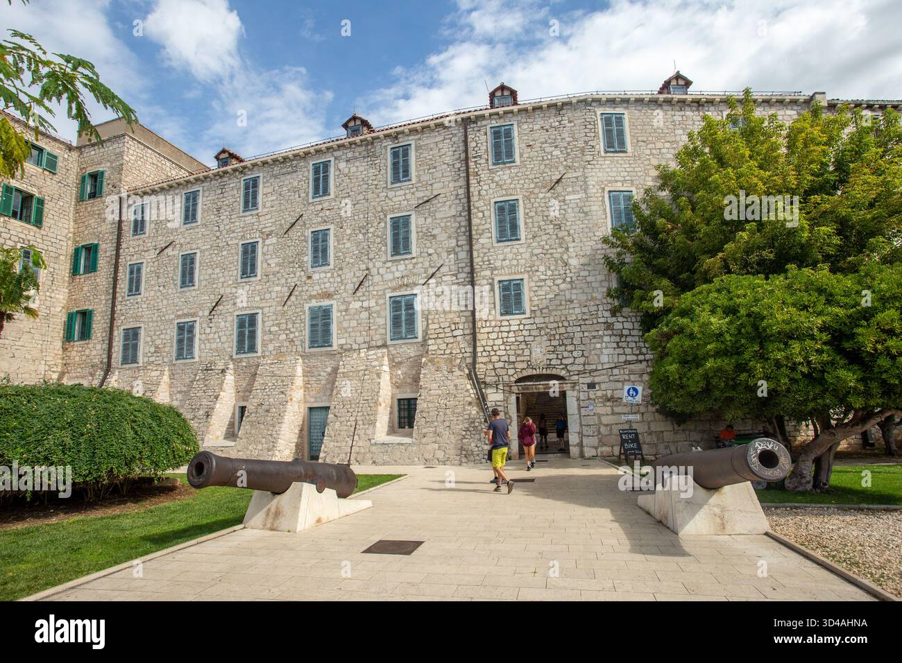 Museo della città di Šibenik a Šibenik, Croazia. Il museo è ospitato nello storico Palazzo del Duca, che faceva parte del sistema di difesa costiera della città Foto Stock