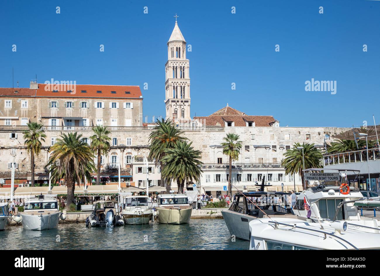 Barche nel porto turistico presso lo storico resort costiero croato di Spalato sul lungomare con il Campanile della Cattedrale di San Domnio Foto Stock