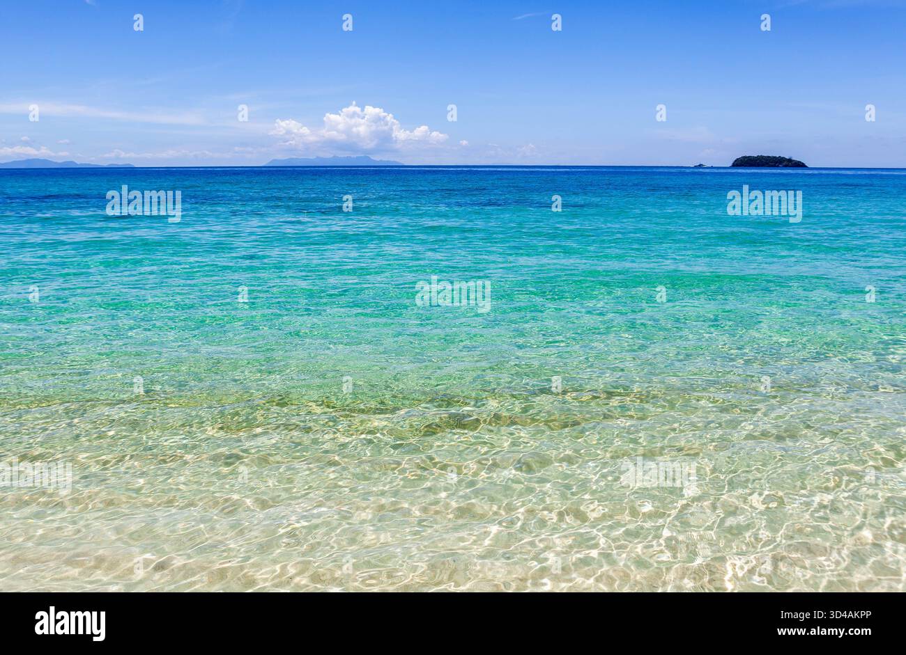 Koh Adang, Thailandia. Il turchese Mare delle Andamane incontra la spiaggia sabbiosa sotto il cielo blu. Splendido paesaggio marino tropicale. Foto Stock
