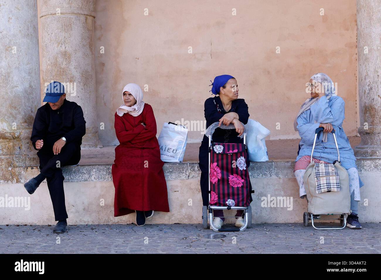 Gente del posto seduta all'ombra a Meknes, in Marocco Foto Stock