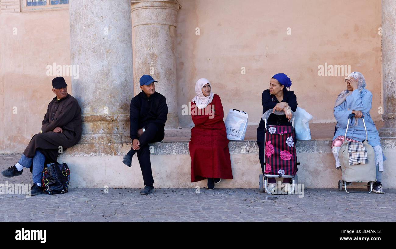 Gente del posto seduta all'ombra a Meknes, in Marocco Foto Stock