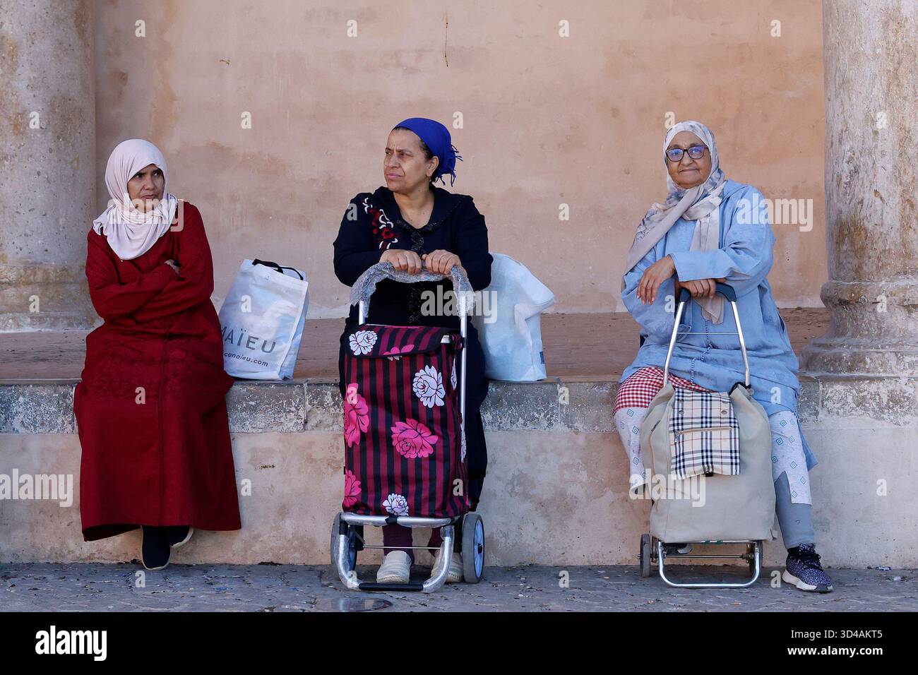 Donne sedute all'ombra a Meknes, in Marocco Foto Stock