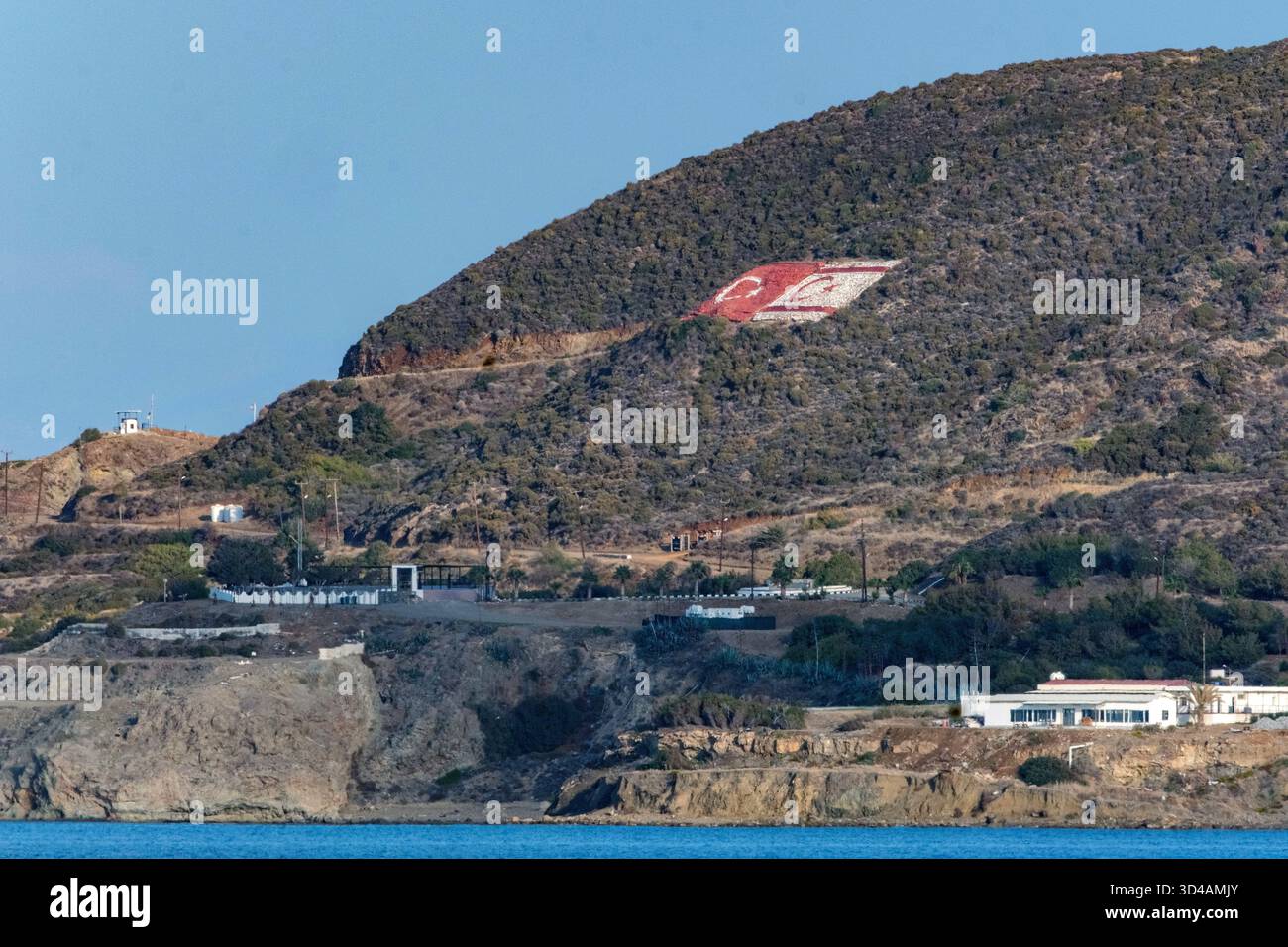 Le bandiere della Turchia e del TRNC incise sulla collina sopra l'enclave turco-cipriota di Kokkina, che si trova all'interno della Repubblica di Cipro. Foto Stock
