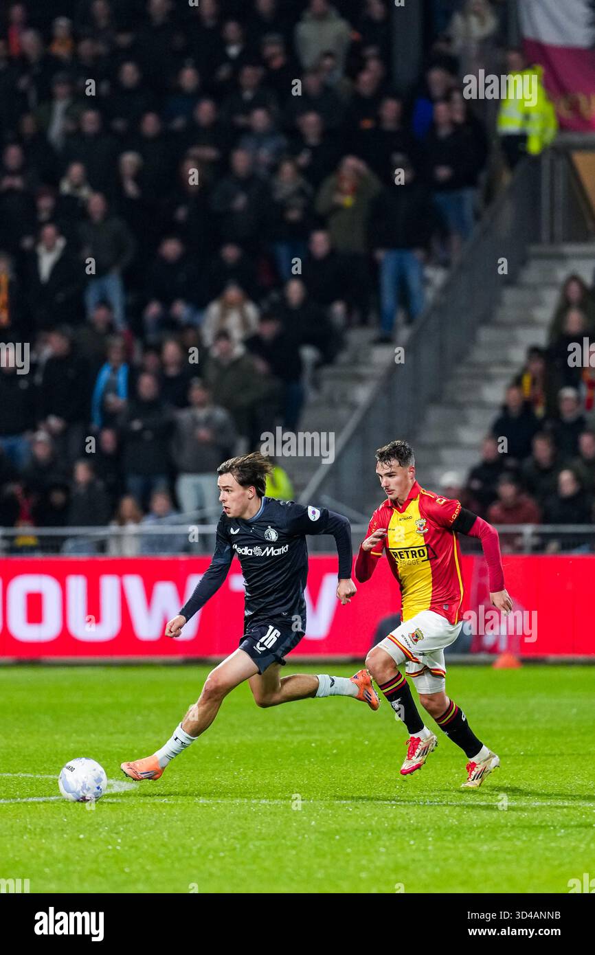 Deventer, Paesi Bassi. 9 novembre 2025. Deventer - Leo Sauer del Feyenoord durante il dodicesimo round della stagione 2025/2026 di Eredivisie. La partita è ambientata tra Go Ahead Eagles e Feyenoord Rotterdam a De Adelaarshorst il 9 novembre 2025 a Deventer, nei Paesi Bassi. Credito: Foto Box to Box/Alamy Live News Foto Stock
