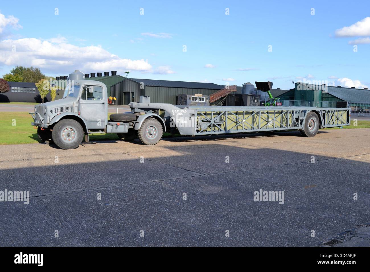 WW2 Bedford OX Tractor Unit e Queen Mary Trailer progettati per il recupero di aeromobili per la RAF; visti al Lincolnshire Aviation Heritage Centre, East Kirkby Foto Stock