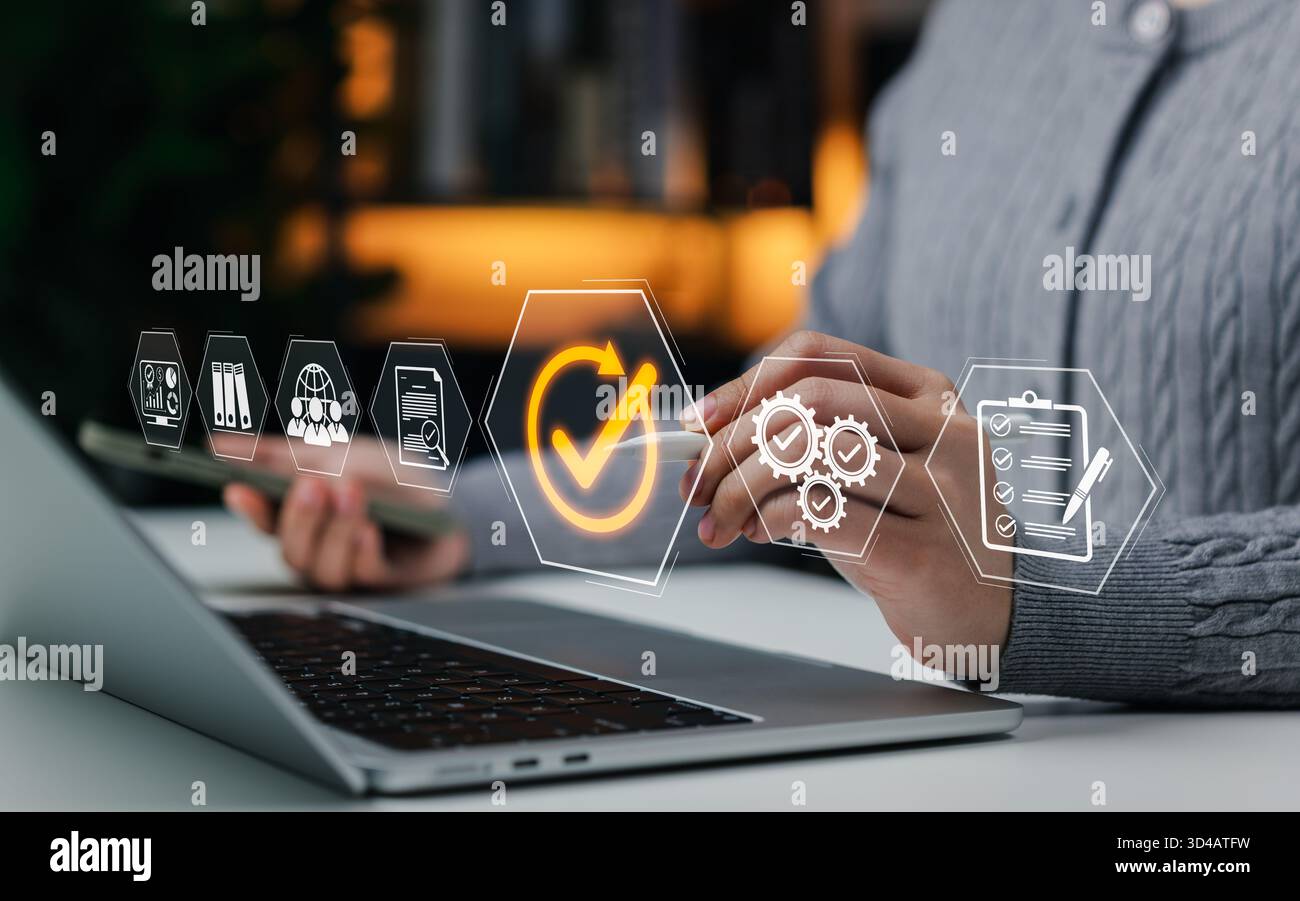 Garanzia di qualità e conformità alla certificazione. Professionista che utilizza un laptop con icone relative al controllo della qualità, alla conformità alla certificazione, Foto Stock