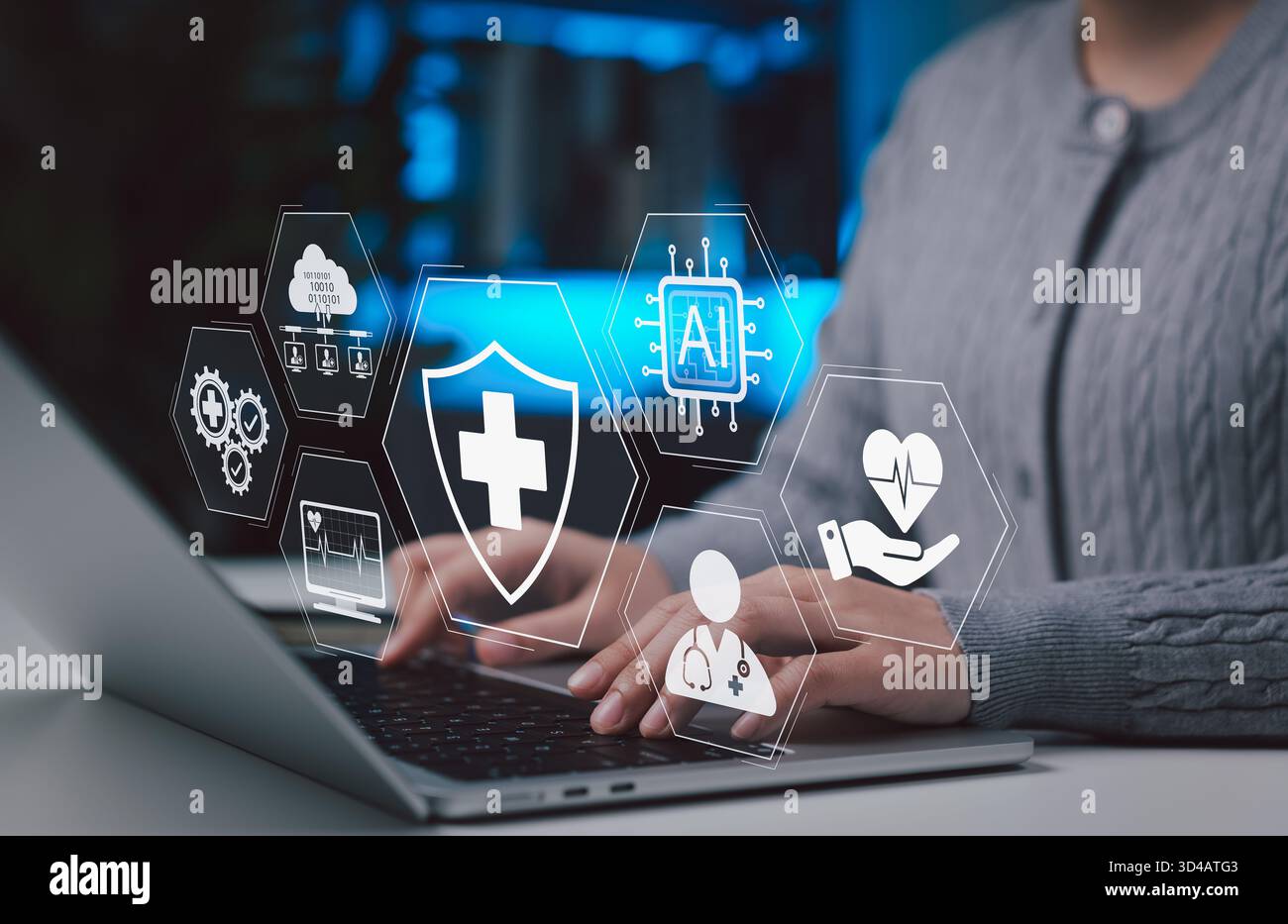 Intelligenza artificiale nel settore sanitario e della tecnologia medica. Persona che utilizza notebook con icone di intelligenza artificiale, cloud computing e tecnologia sanitaria. Foto Stock