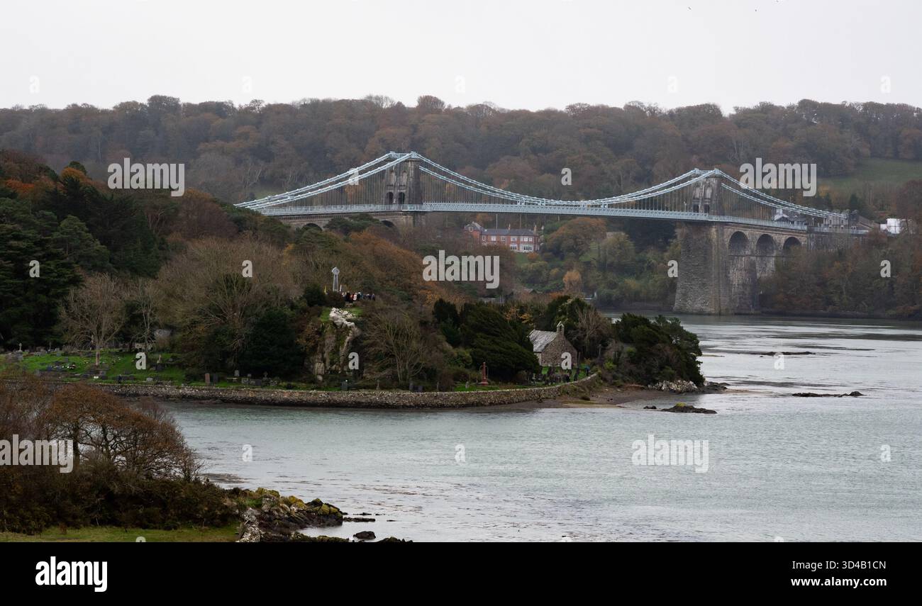 Menai Bridge, Anglesey, Regno Unito, domenica 9 novembre 2025; il servizio del giorno della memoria si svolge presso la chiesa di St Tysilio, il ponte Menai, al confine con lo stretto di Menai, tra la terraferma gallese e l'isola di Anglesey. Crediti JTW equine Images / Alamy Live News. Foto Stock