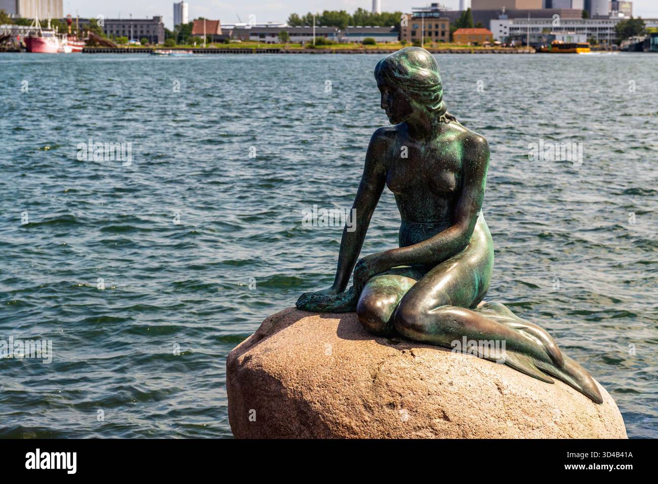 Statua della Sirenetta seduta su una roccia vicino al mare, che rappresenta la cultura danese e le famose fiabe. Un popolare punto di riferimento turistico. Copenhagen, Denmar Foto Stock