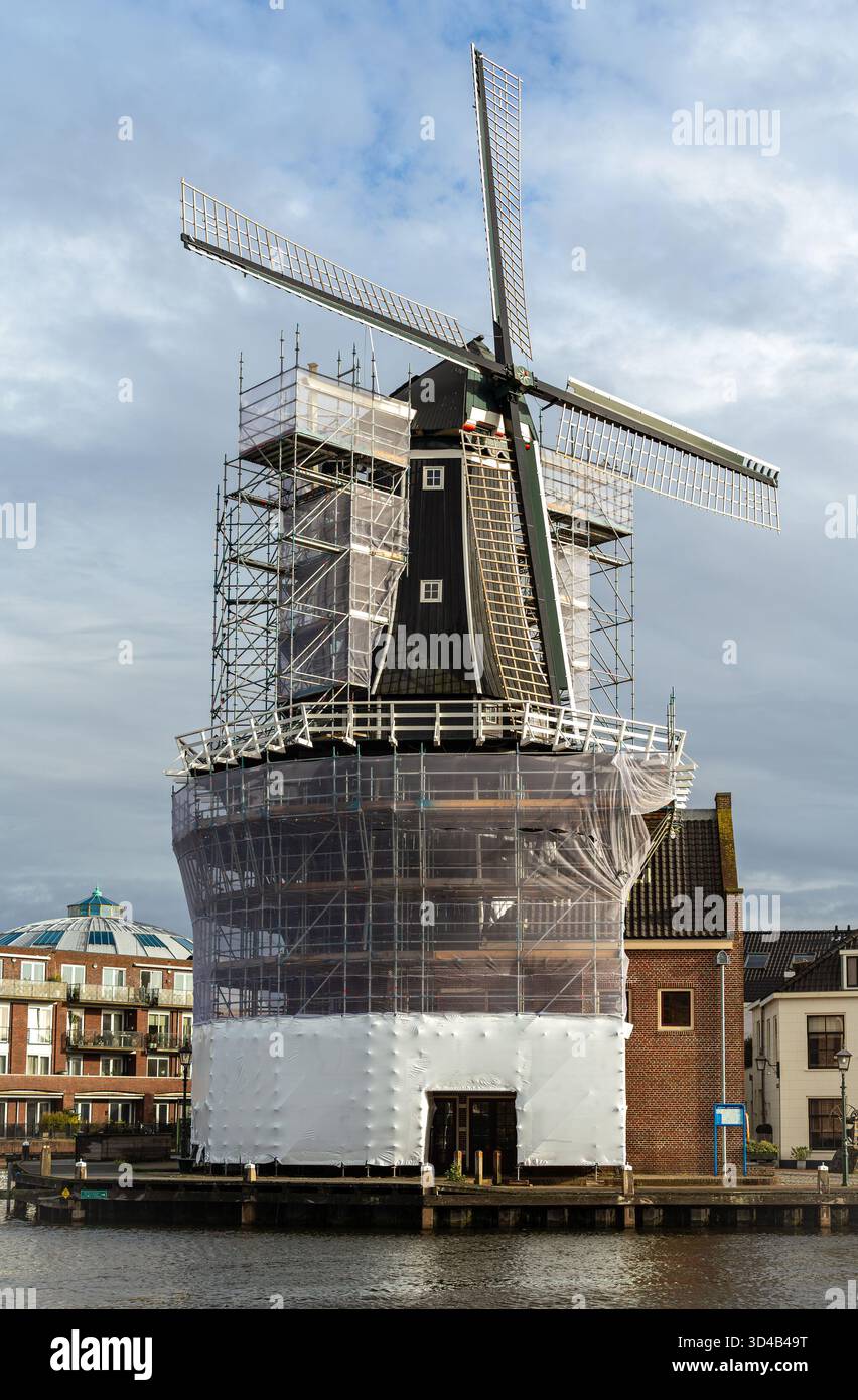 Ristrutturazione dello storico mulino a vento De Adriaan, un punto di riferimento a Haarlem, Paesi Bassi Foto Stock