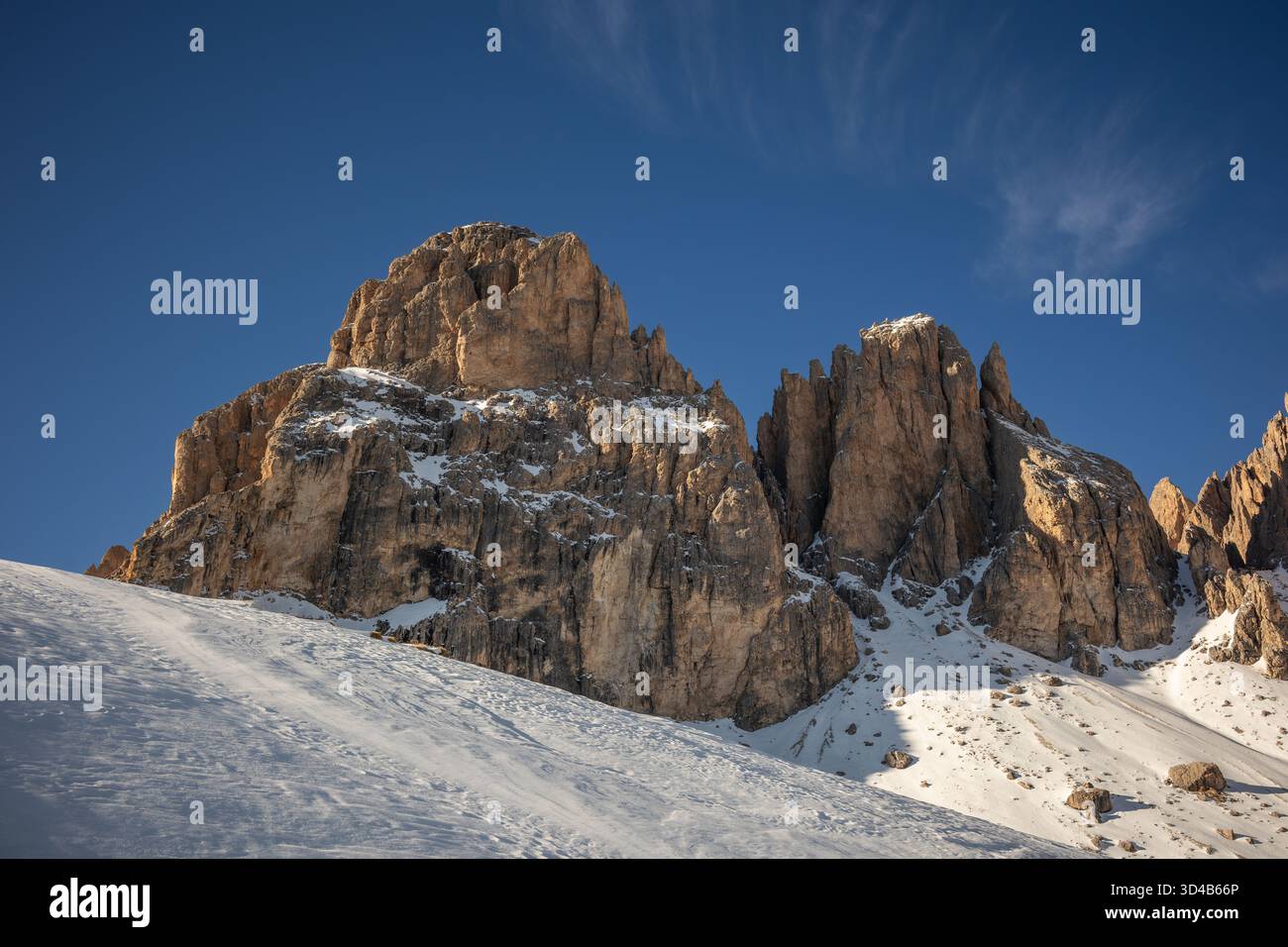 Natura innevata nelle Dolomiti, Italia, con una formazione rocciosa sotto un cielo azzurro. Giornata di sole con Rocky Peak durante la stagione invernale in Europa. Foto Stock