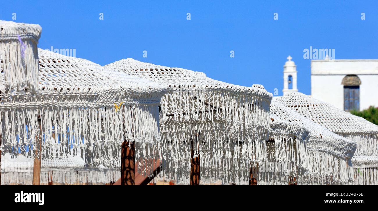 Ombrelloni da spiaggia con corde annodate, isola di Tinos, gruppo di isole delle Cicladi, Grecia, Europa, UE. Preso il 2025 Foto Stock
