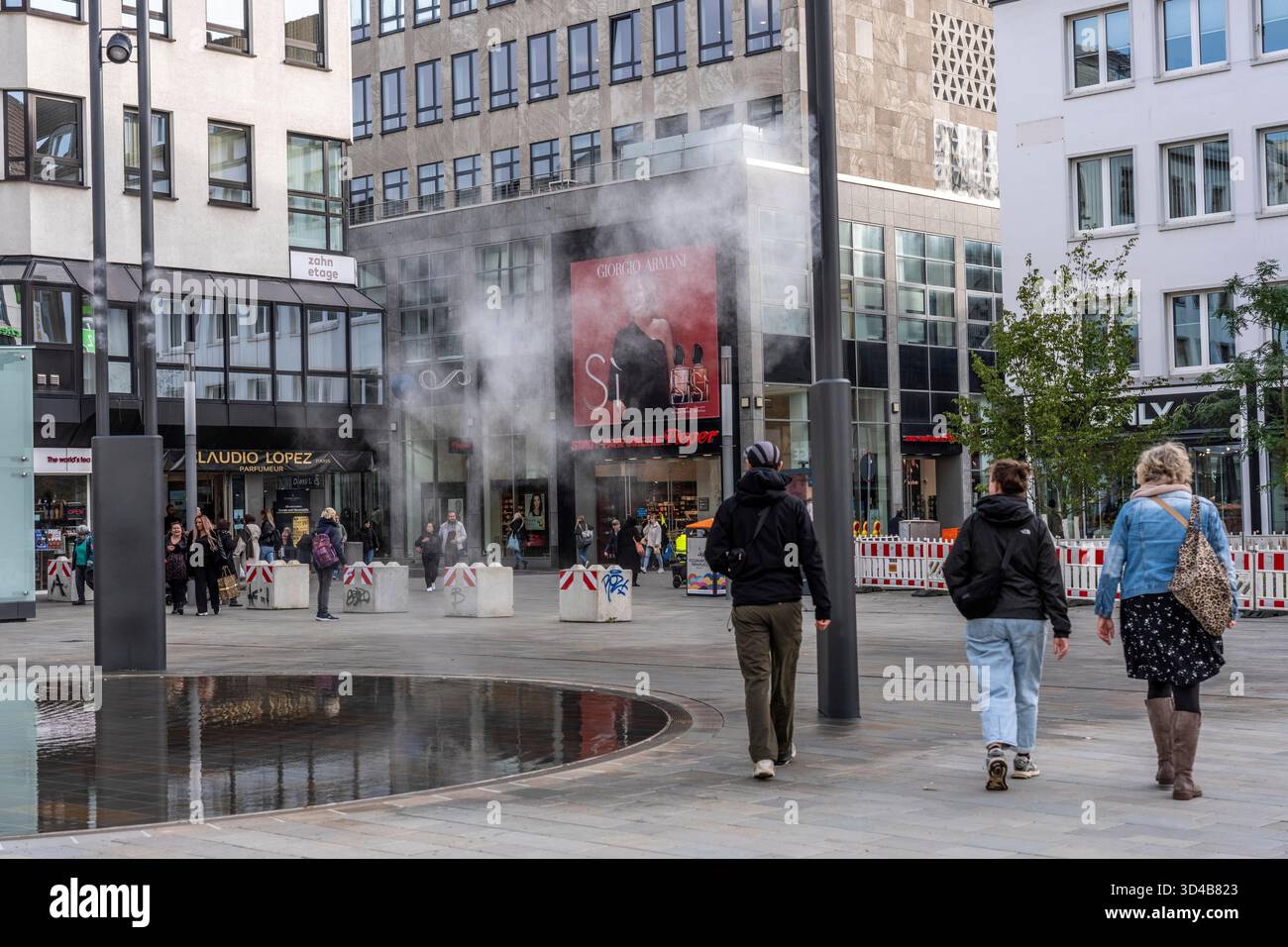 Impianto idrico digitale, installazione di acqua Blue Cloud su Husemannplatz nel centro di Bochum. La nebbia d'acqua viene spruzzata da quattro montanti metallici, che, in co Foto Stock