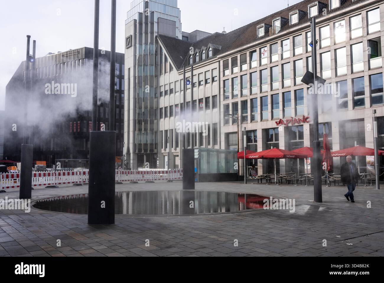 Impianto idrico digitale, installazione di acqua Blue Cloud su Husemannplatz nel centro di Bochum. La nebbia d'acqua viene spruzzata da quattro montanti metallici, che, in co Foto Stock