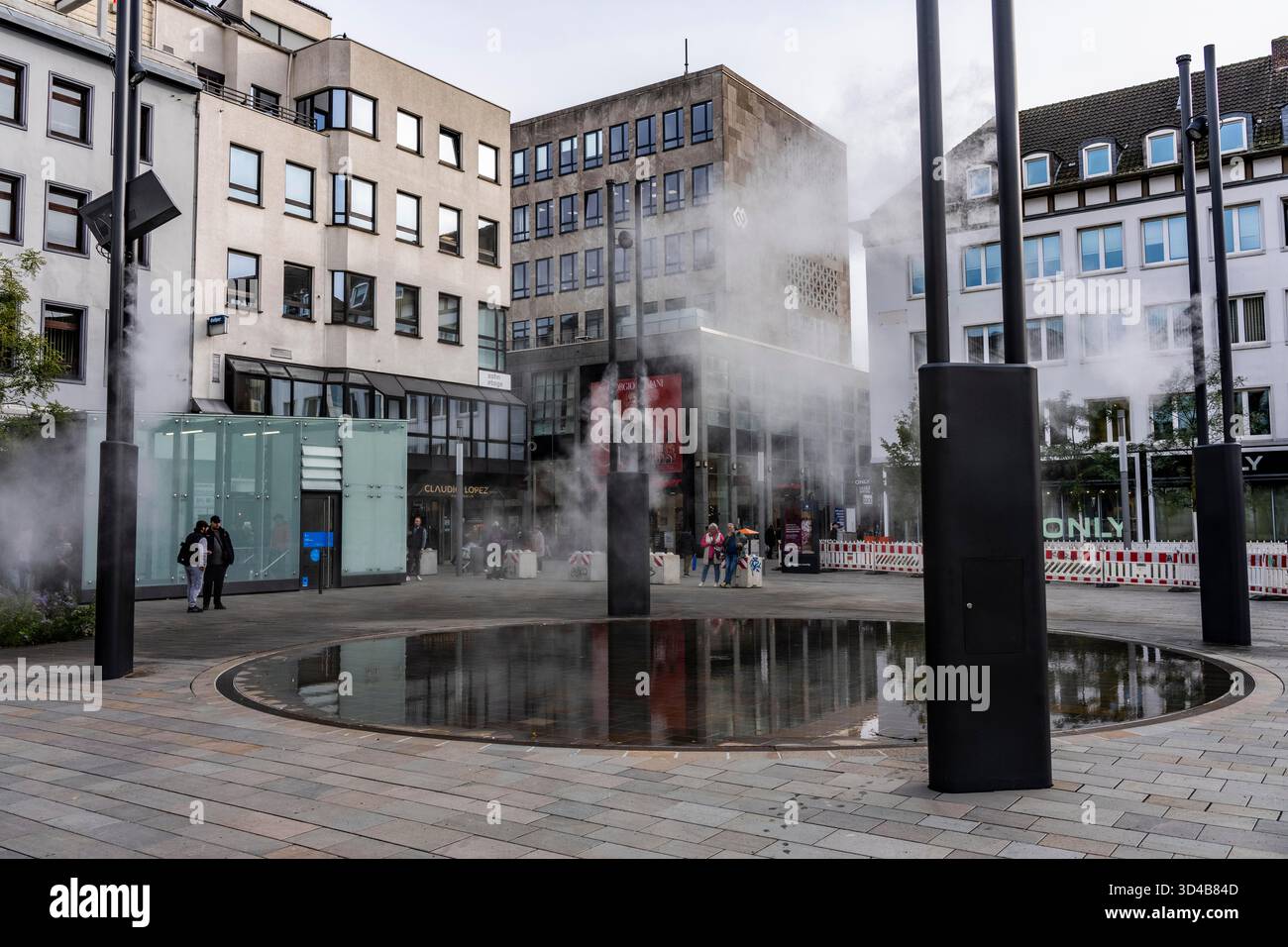 Impianto idrico digitale, installazione di acqua Blue Cloud su Husemannplatz nel centro di Bochum. La nebbia d'acqua viene spruzzata da quattro montanti metallici, che, in co Foto Stock