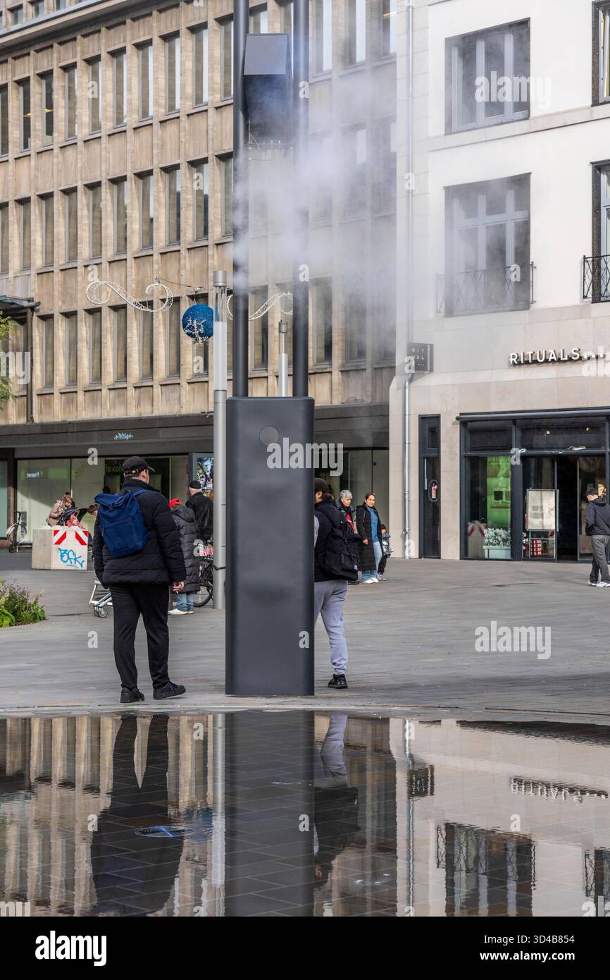 Impianto idrico digitale, installazione di acqua Blue Cloud su Husemannplatz nel centro di Bochum. La nebbia d'acqua viene spruzzata da quattro montanti metallici, che, in co Foto Stock
