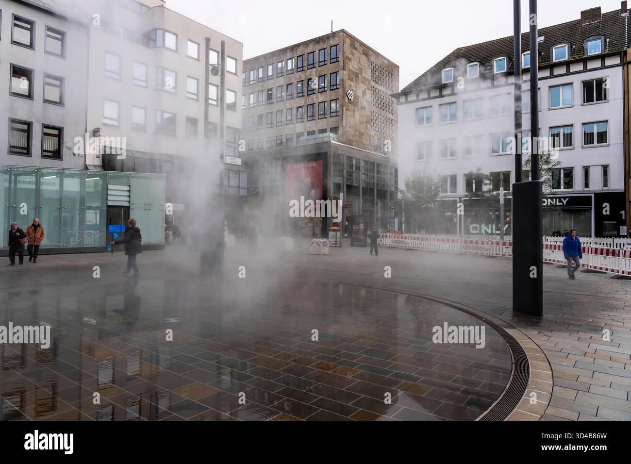 Impianto idrico digitale, installazione di acqua Blue Cloud su Husemannplatz nel centro di Bochum. La nebbia d'acqua viene spruzzata da quattro montanti metallici, che, in co Foto Stock