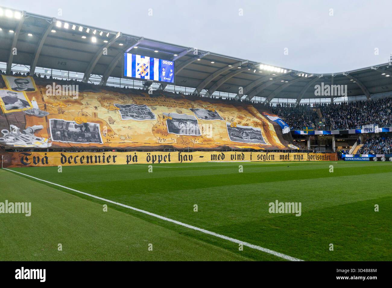 Gothenburg, Svezia. 9 novembre 2025.Gothenburg, Svezia. 9 novembre 2025. Omaggio dei fan dell'IFK Gothenburg al giocatore Gustav Svensson (13) prima del calcio d'inizio nella sua ultima partita. Crediti: Per Ljung/Alamy Live News crediti: Per Ljung/Alamy Live News Foto Stock