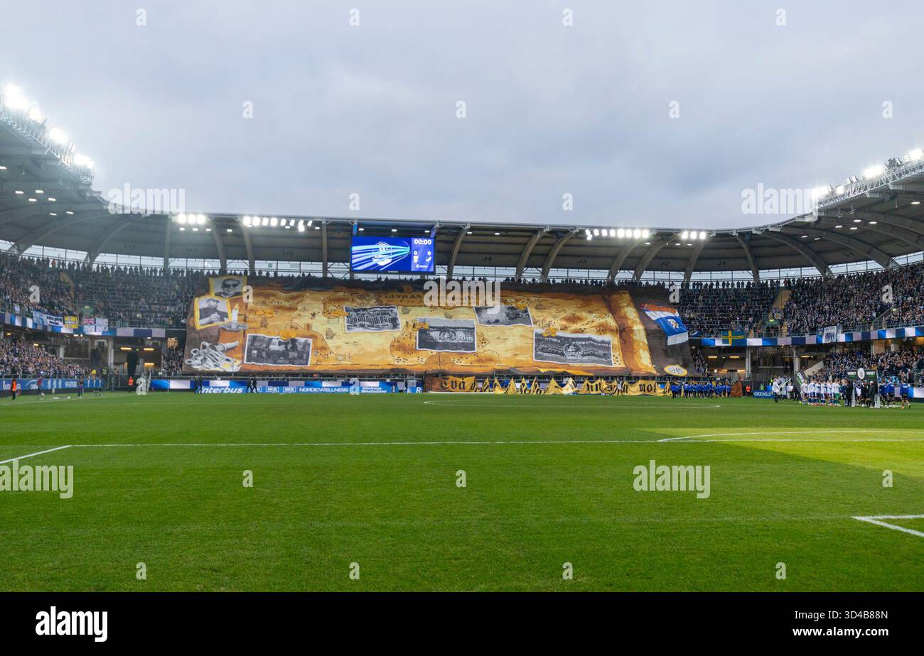 Gothenburg, Svezia. 9 novembre 2025.. Omaggio dei fan dell'IFK Gothenburg al giocatore Gustav Svensson (13) prima del calcio d'inizio nella sua ultima partita Credit: Per Ljung/Alamy Live News Foto Stock