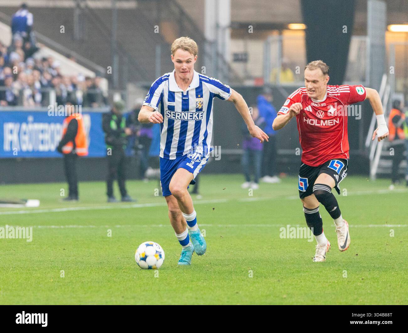 Gothenburg, Svezia. 9 novembre 2025. Giocatore dell'IFK Gothenburg, Max Fenger (9) che corre verso la porta dell'IFK Norrköping, davanti al difensore Marcus Baggesen (3) dell'IFK Norrköping nel primo tempo della partita tra l'IFK Gothenburg e l'IFK Norrköping. Crediti: Per Ljung/Alamy Live News Foto Stock