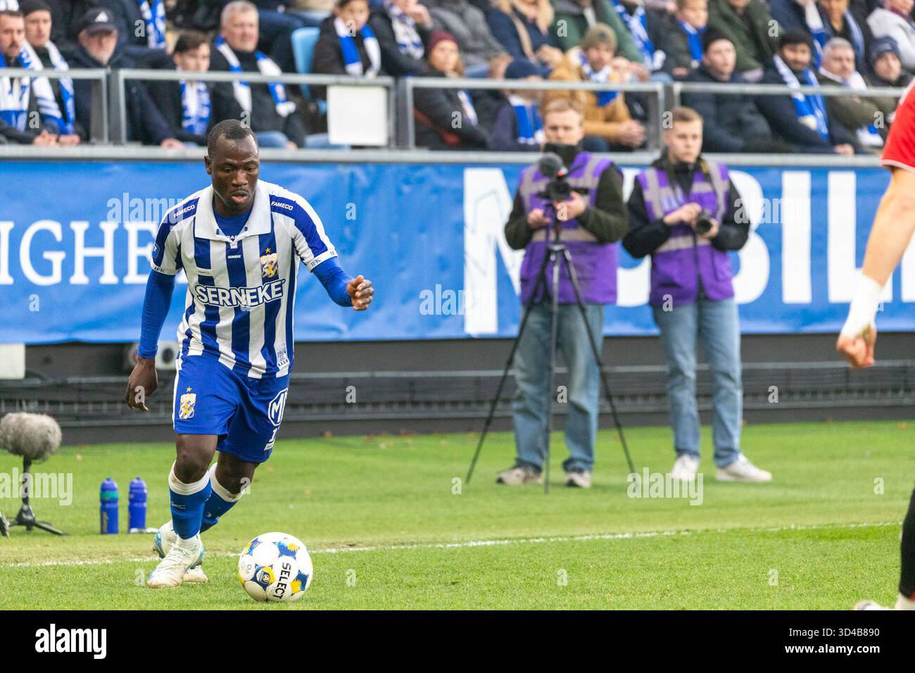 Gothenburg, Svezia. 9 novembre 2025. Giocatore dell'IFK Gothenburg, Saidou Alioum (11) con il pallone nel primo tempo della partita tra IFK Gothenburg e IFK Norrköping. Crediti: Per Ljung/Alamy Live News Foto Stock