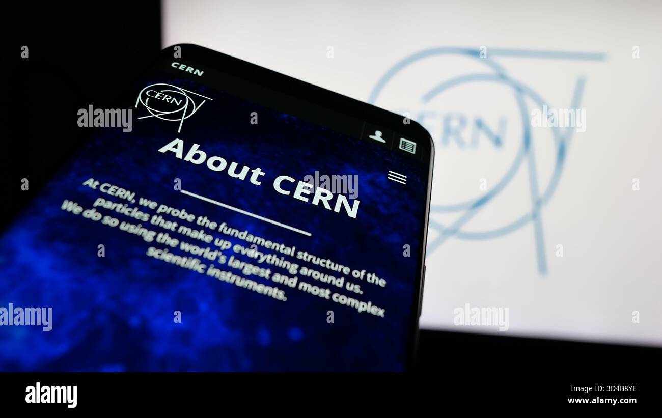 Stoccarda, Germania - 11-01-2025: Telefono cellulare con sito web dell'organizzazione europea di ricerca nucleare CERN su schermo davanti al logo. Foto Stock