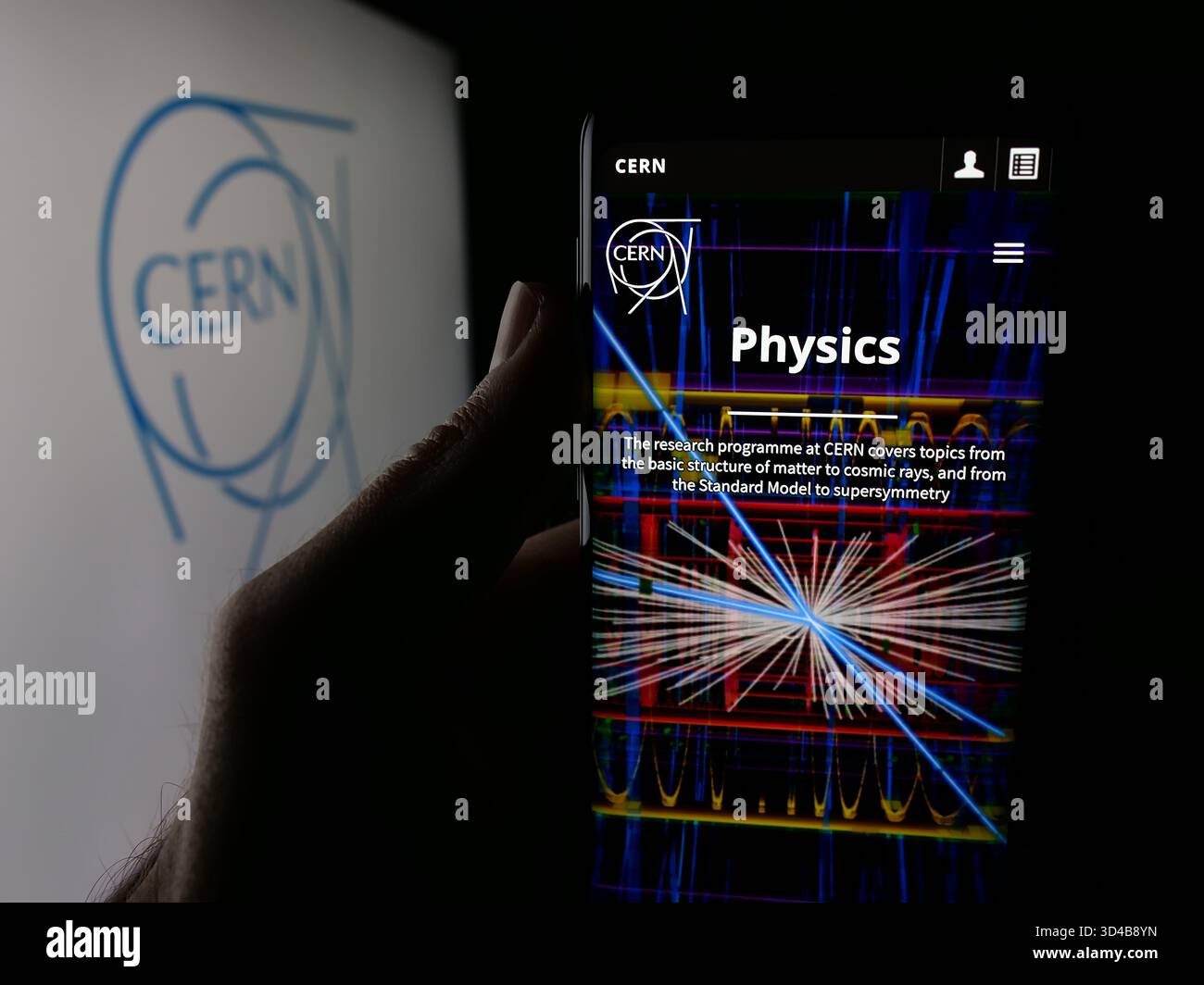 Stoccarda, Germania - 11-01-2025: Persona che detiene un cellulare con pagina web dell'organizzazione europea di ricerca nucleare CERN su schermo davanti al logo. Foto Stock