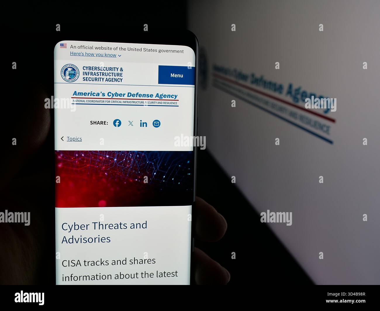 Stoccarda, Germania - 11-02-2025: Persona che possiede uno smartphone con pagina web dell'agenzia di sicurezza informatica e infrastrutture CISA sullo schermo davanti al logo. Foto Stock
