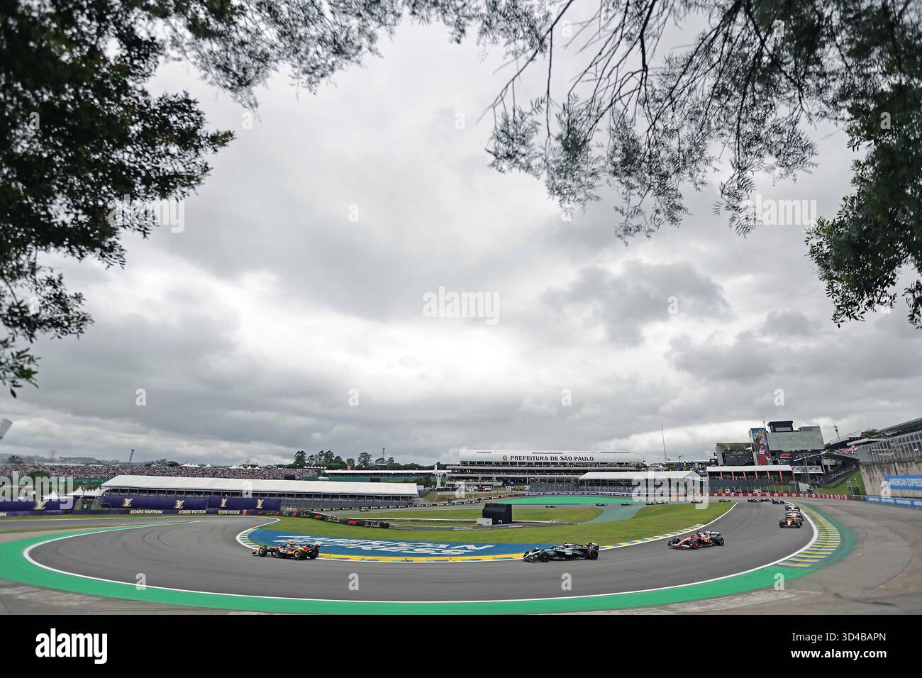 San Paolo, Brasile. 9 novembre 2025. Lando Norris (GBR) McLaren F1 Team MCL39 Mercedes, Kimi Antonelli (ITA) Mercedes AMG Petronas F1 Team W16 e Charles Leclerc (MON) Scuderia Ferrari SF-25 durante il Gran Premio di F1 del Brasile all'autodromo Jose Carlos Pace il 9 novembre 2025 a San Paolo, Brasile. Foto: Heuler Andrey/DiaEsportivo/Alamy Live News crediti: DiaEsportivo/Alamy Live News Foto Stock