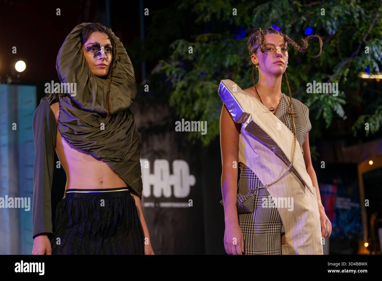 Le modelle posano sulla passerella alla sfilata di moda RahiTam haute couture che si tiene a Montreal, Quebec, Canada Foto Stock