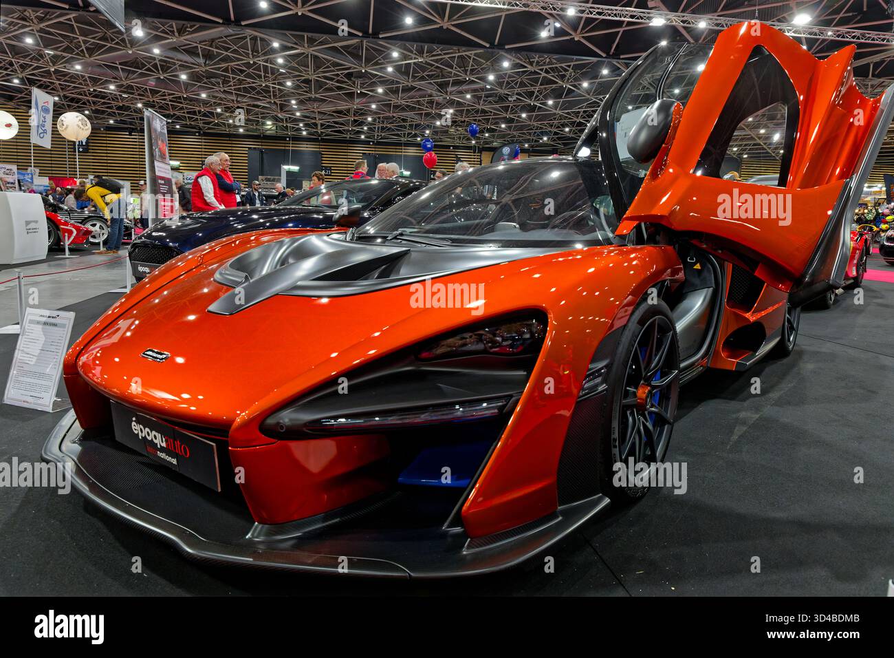 LIONE, 9 novembre 2025: La 46a edizione dell'Epoqu'Auto Show si trova nelle sale Eurexpo e riunisce una prestigiosa gamma di auto d'epoca e di lusso, nume Foto Stock