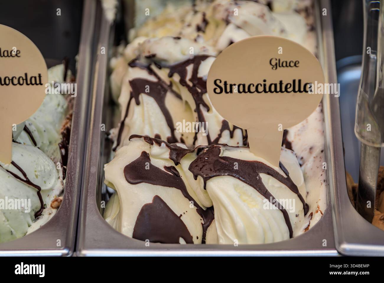 Gelato artigianale alla vaniglia e alla stracciatella di cioccolato in vasca in mostra presso una gelateria nella città vecchia o Vieille Ville, Nizza, Francia Foto Stock