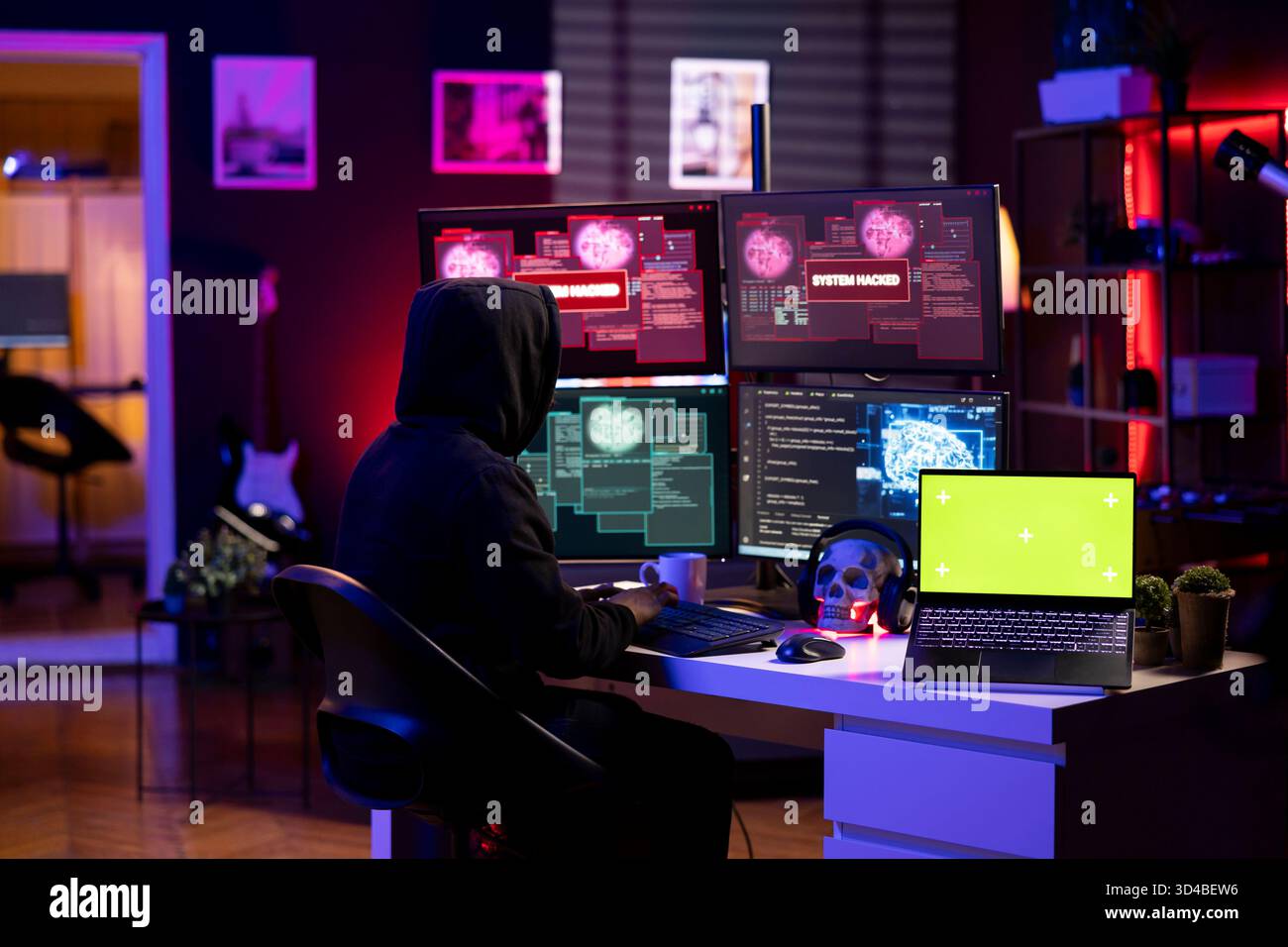 Criminali informatici che eseguono attacchi di phishing utilizzando notebook con schermo verde, ingannando gli utenti a rivelare i dati delle carte di credito. Uomo malvagio che lancia attacchi DDoS con notebook mockup, che inondano i server per bloccare i siti web Foto Stock