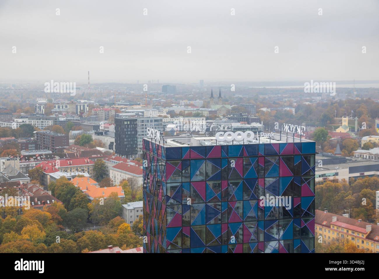 Un edificio per uffici e la città di Tallinn, Estonia Foto Stock