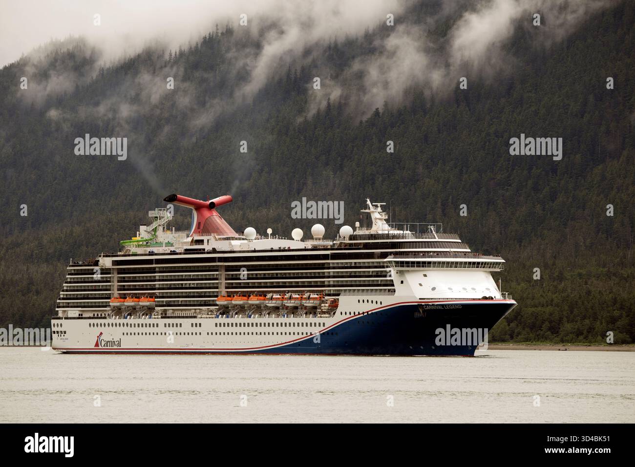 La leggenda del Carnevale naviga sul canale di Gastineau verso la capitale dell'Alaska, Juneau. Foto Stock
