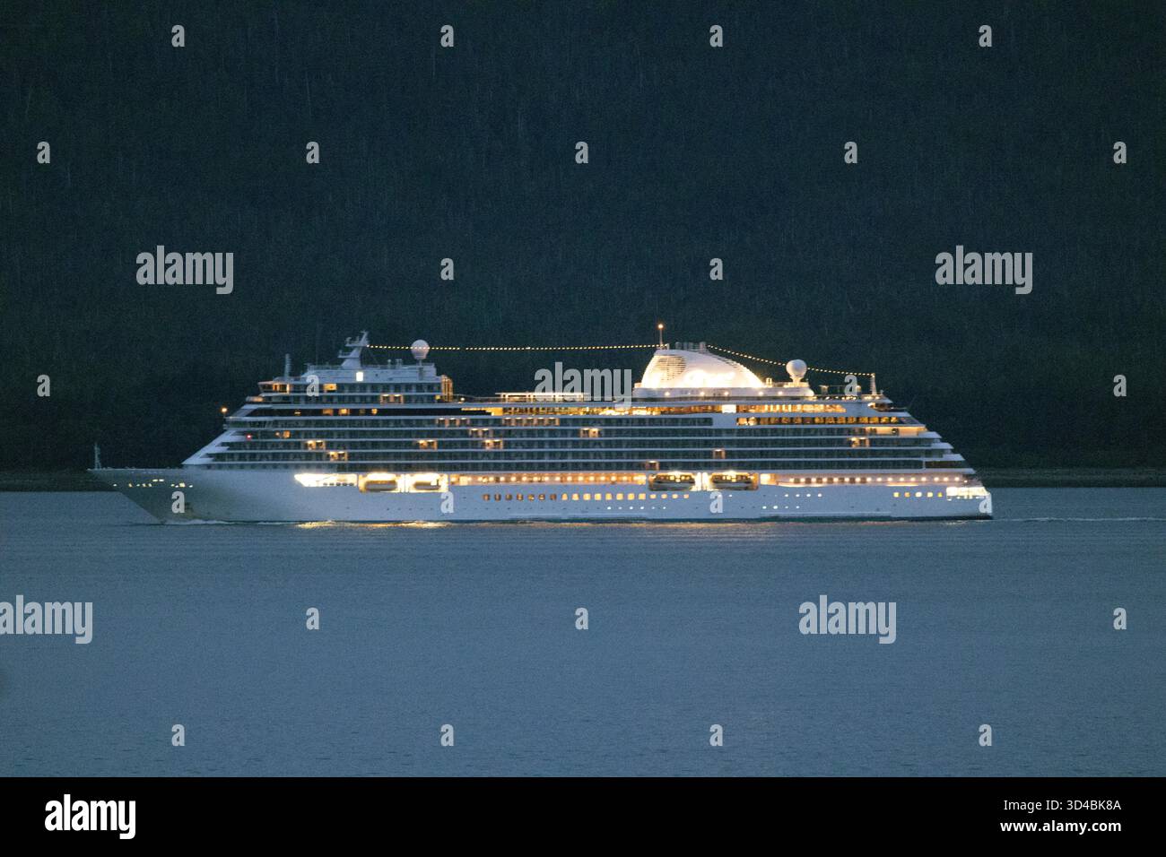 Nave da crociera Seven Seas Explorer passando per Strauss Rock Foto Stock