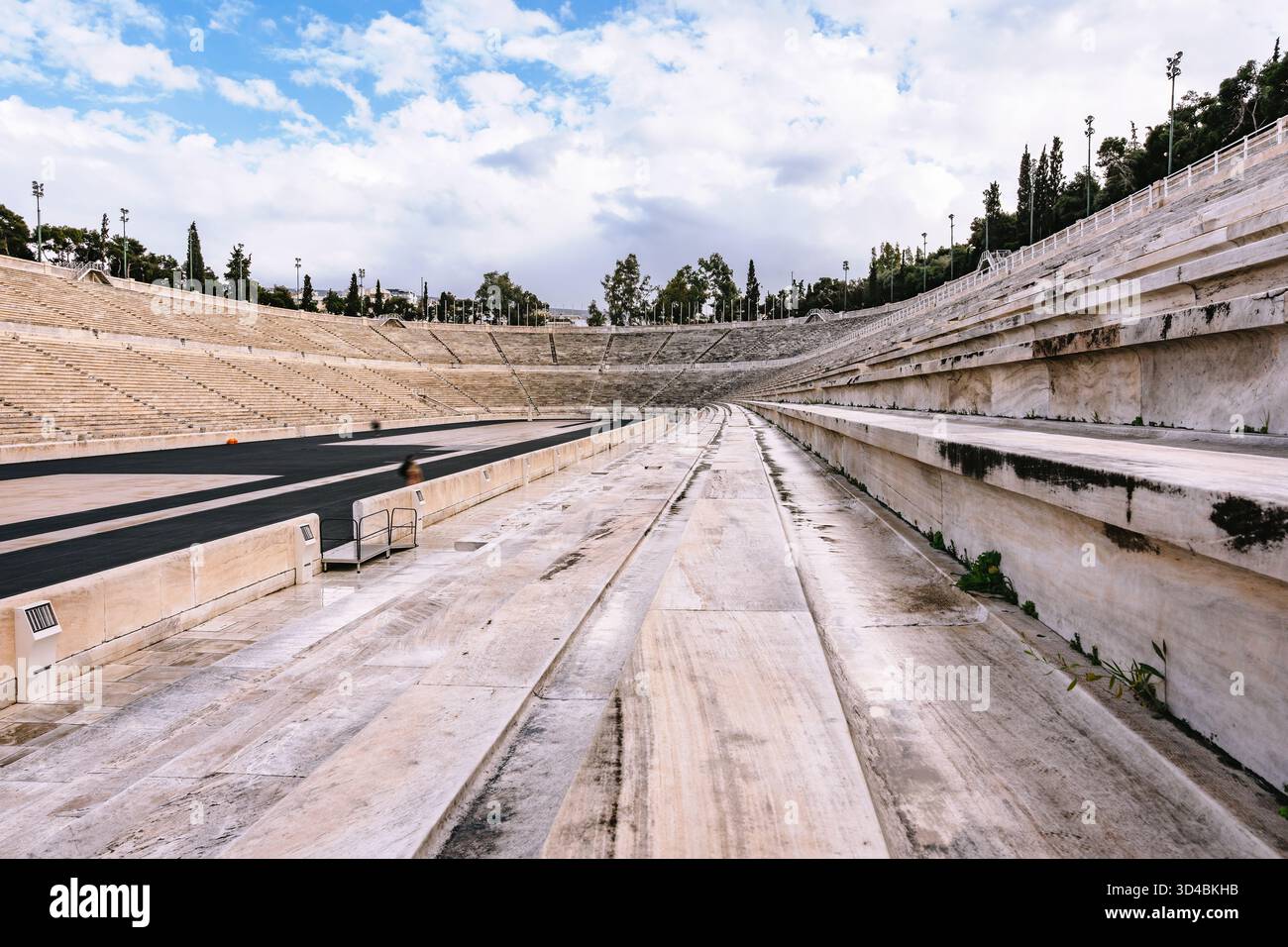 Antiche poltrone in marmo dello Stadio Panatenaico di Atene, luogo di nascita dei Giochi Olimpici e della cultura, della storia dello sport e del patrimonio culturale Foto Stock