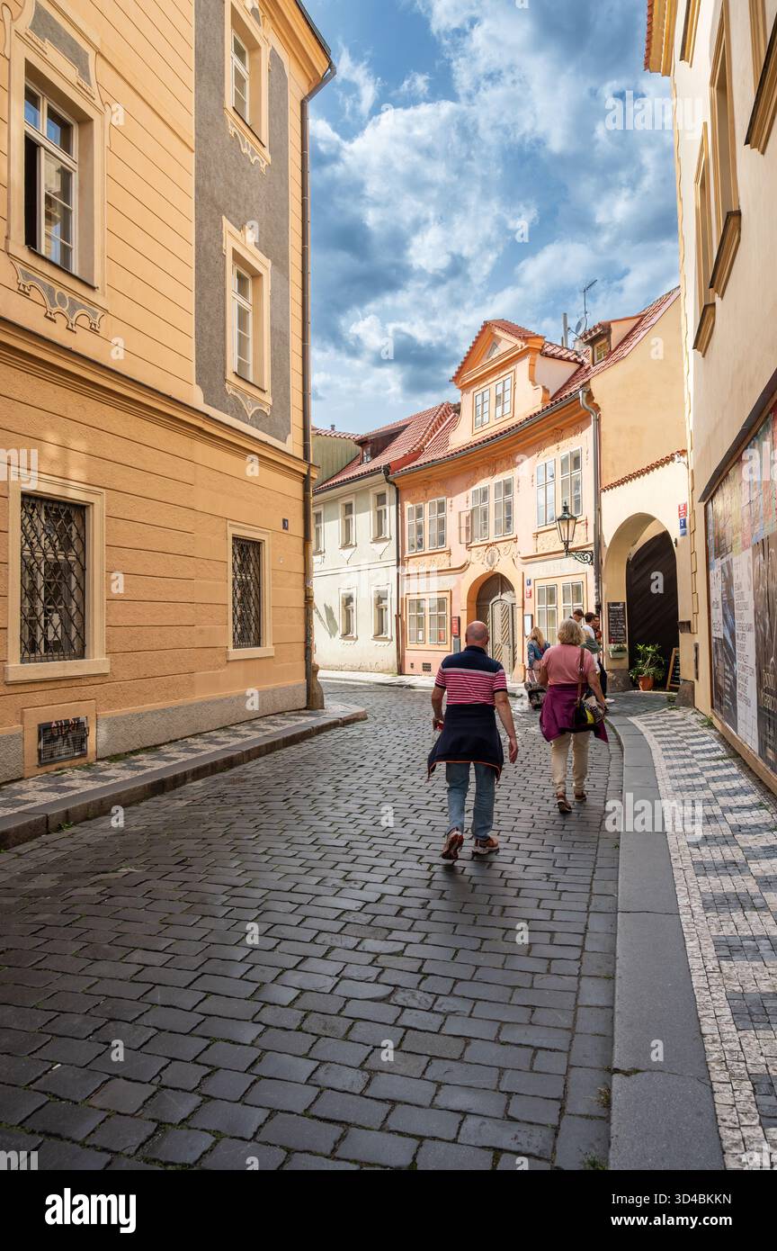 Praga, Repubblica Ceca, 8 agosto 2023. Girato in una strada del centro storico. Una splendida giornata estiva, che mette in risalto le colorate facciate dello sple Foto Stock