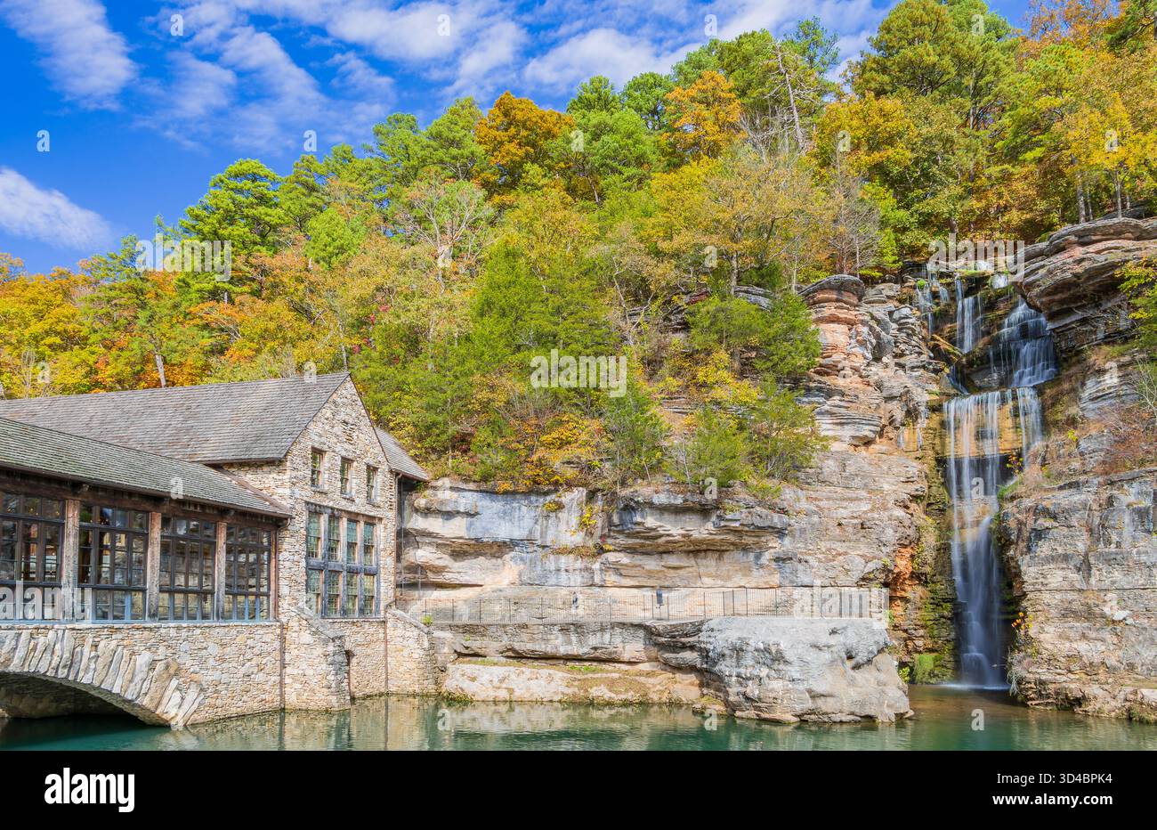 Vista soleggiata della cascata Mill & Creek nel Missouri Foto Stock