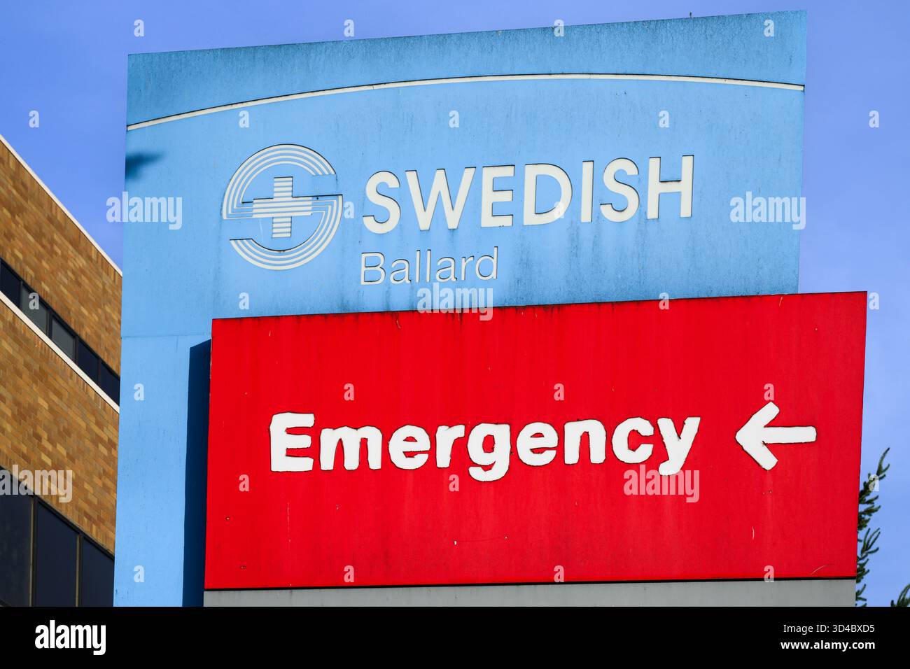 Seattle, WA, Stati Uniti d'America - 9 novembre 2025; firma per i servizi sanitari svedesi Ballard Campus con le informazioni di emergenza rosse Foto Stock