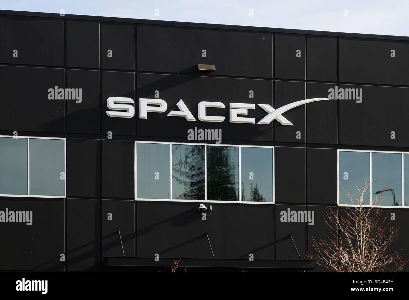 Redmond, WA, USA - 9 novembre 2025; nome del marchio SpaceX sul business building Foto Stock
