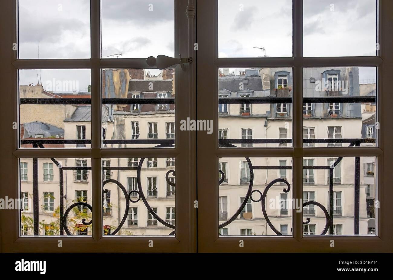 Edifici visti attraverso una vecchia finestra, Marais, Parigi, Francia Foto Stock